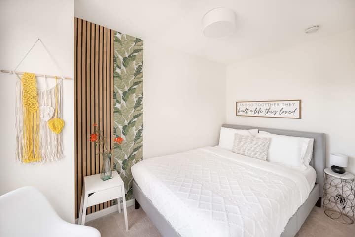 Esta es la cama tamaño queen en el segundo dormitorio.