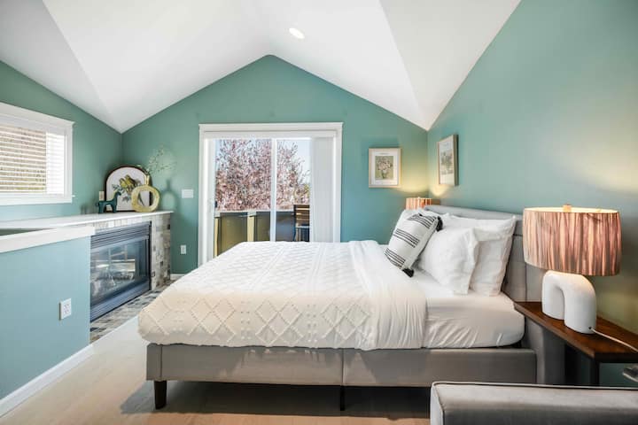 Hay un balcón frente a nuestro jardín privado con vistas a la ciudad.