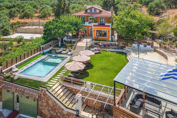 Staras Villa | Heated Pool and Jacuzzi gallery image 3