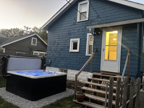 The Treasure House*Hot Tub Retreat by Crocker Park