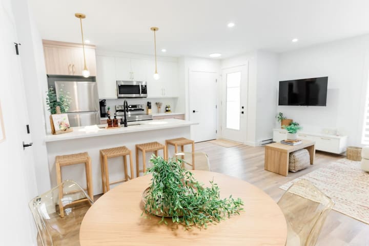 *Refresh | Central & Trendy | 5 min to downtown*