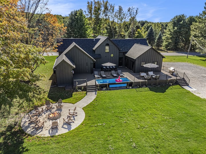 Heated Pool. Luxe STR/game room/fire pit/privacy