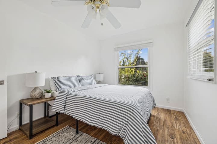 חדר שינה משני עם מיטת קווין סייז