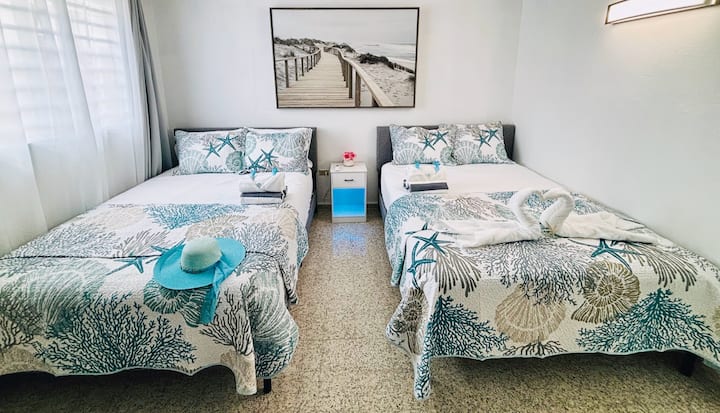 მე‑4 საძინებელი: ნათელი და პლაჟის სტილში მოწყობილი ოთახი ორი დიდი საწოლითა და ოკეანის მოტივებით!