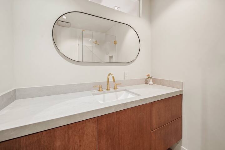 Sophisticated Spanish Villa in West Hollywood gallery image 3