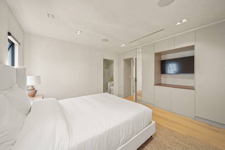 Sophisticated Spanish Villa in West Hollywood gallery image 5