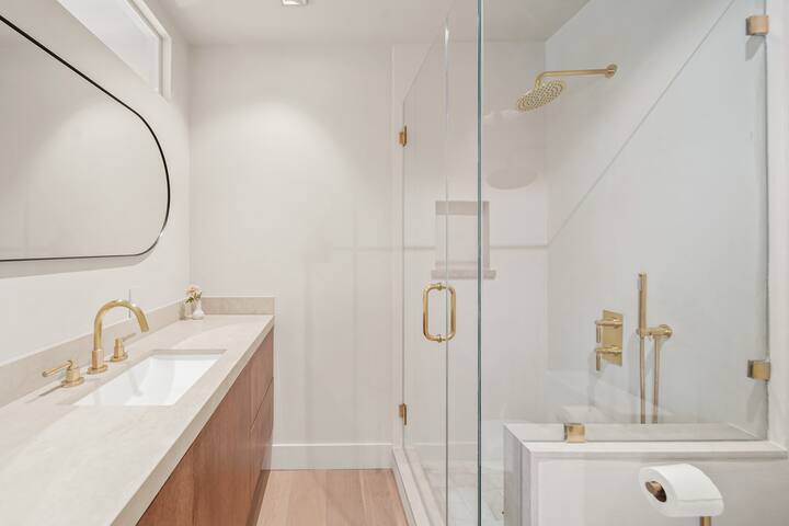 Sophisticated Spanish Villa in West Hollywood gallery image 2