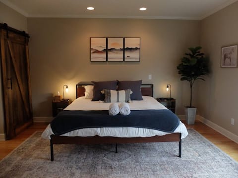 Near Saratoga – King Bed, Tub, Fire Pit & Movies