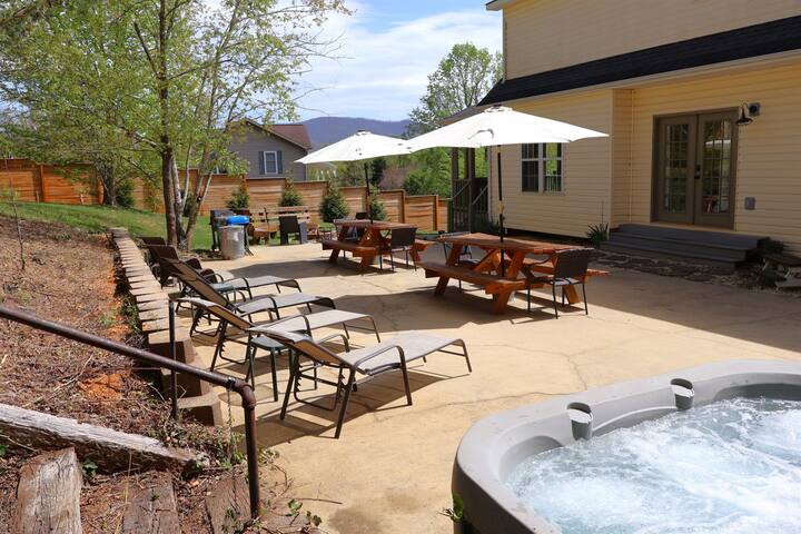 Biltmore Basecamp-6 King BRs-Hot Tub-9ft Slate Poo gallery image 2