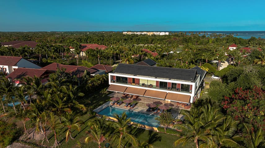 Large modern villa w/ staff close to beach & golf