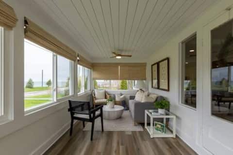 LVR's Luxurious Lake House