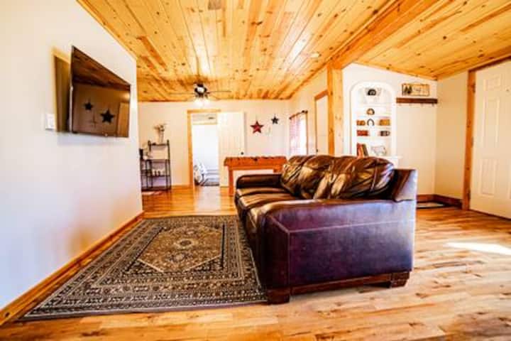 Knotty Pine Bunkhouse - Iowa