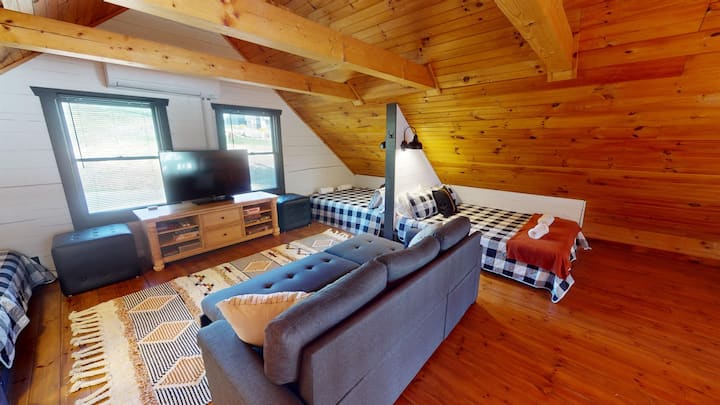 Spavaća soba 3 – potkrovlje. 4 bračna kreveta (160 cm) i kauč na razvlačenje.