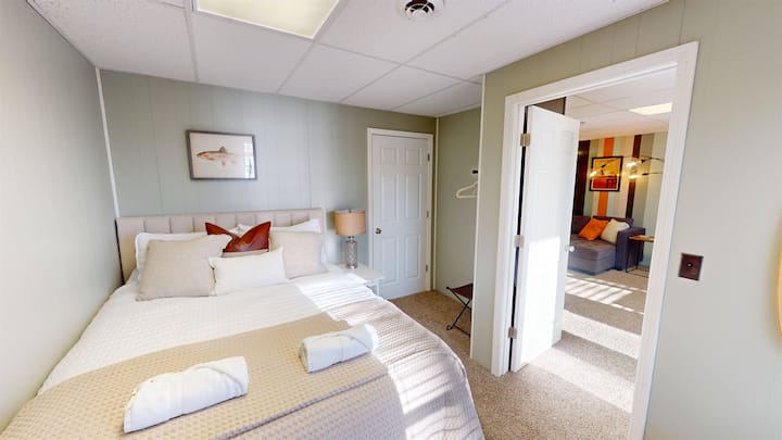 Spavaća soba 1 – u suterenu. Bračni krevet (širine 150 – 179 cm).