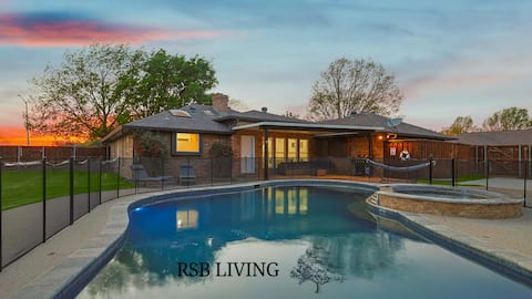 Gorgeous 4BR Holiday Home with Huge Yard, Pool & H
