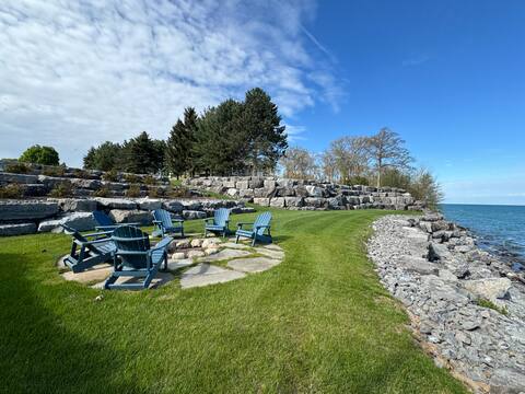 LVR's Luxury Lakefront Farmhouse
