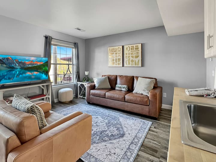 โซฟาเบดหนังที่สวยงามและสะดวกสบาย  