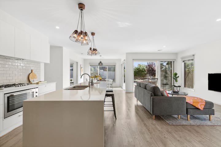 Impress on Empress I 6 BR Pet-Friendly Family Home