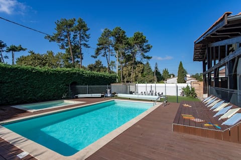 La Maison du Bonheur Arès, 30 people with a pool.