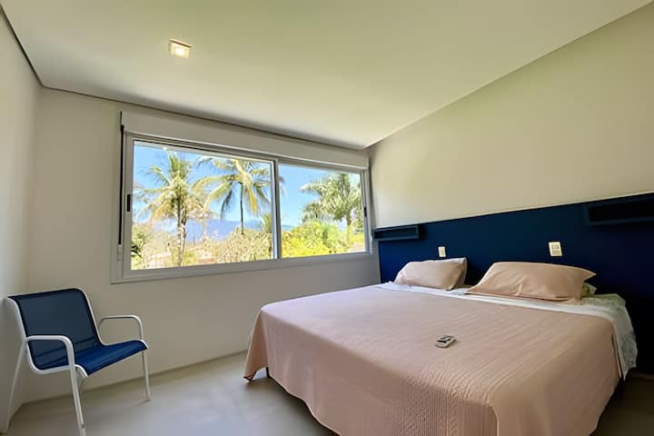 Апартман 5 - брачен кревет (широк 150-179 см) и единечен кревет (широк 180-179 см) кој е прикачен на креветот под него. Клима уред и блекаут.