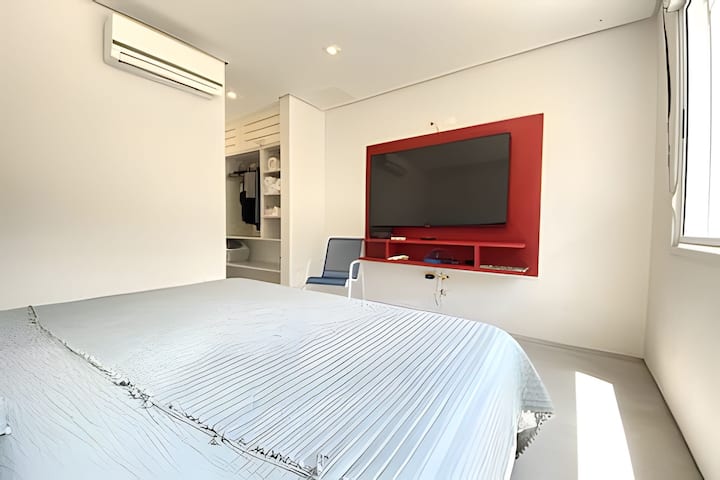 Апартман 2 - брачен кревет (широк 150-179 см) и единечен кревет (широк 180-179 см) кој е прикачен на креветот под него. Клима уред и паметен телевизор со канали.