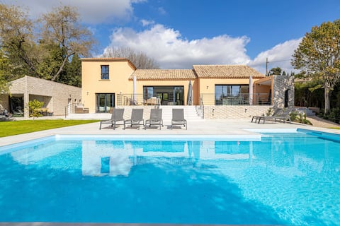 Modern Villa with Heated Pool and Garden