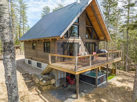 Wooden Chalet with Hot Tub | L'Inukshuk