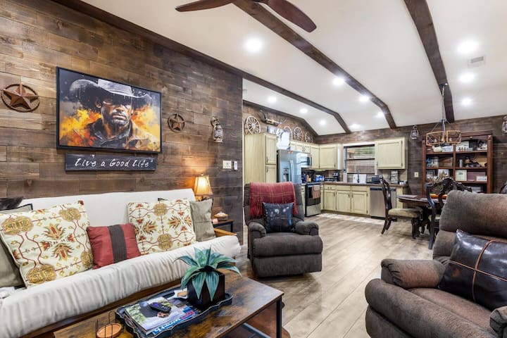 Stockyards 5 mins!-TCU!-Sleeps 8. Cowboy Bungalow