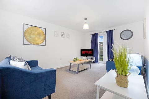 Charming Modern Home, Near High Street, Sleeps 5