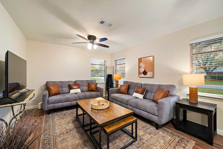 Spacious Family Gem: Private Giant Yard | 4br - Baytown, TX