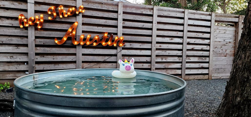 Walk to Rainey & 6th – Pool, Fun for Groups!