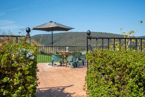 Hillside · by Wehomes · Garden in Gama