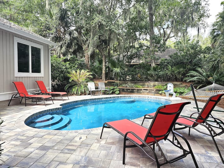 Pet Friendly Private Pool, Bike To Beach - Hilton Head Island, SC
