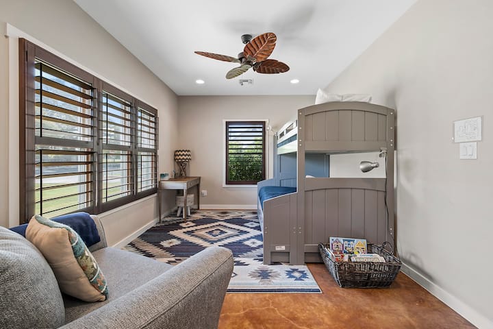 卧室4 -双层床和地板床垫