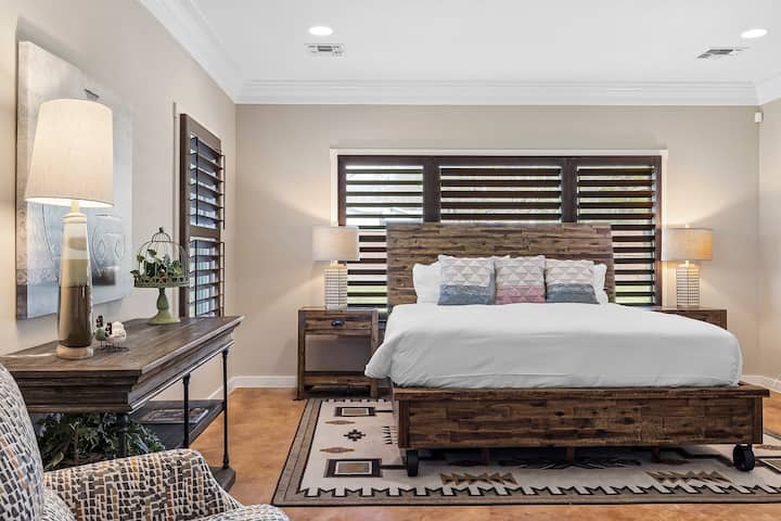 卧室1 -加大双人床和单人床