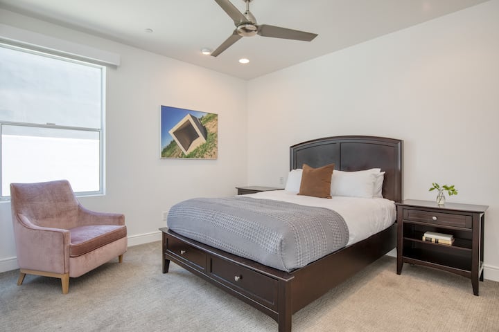 Polo Villa 5, dormitorio 5 cuenta con una cama tamaño queen.