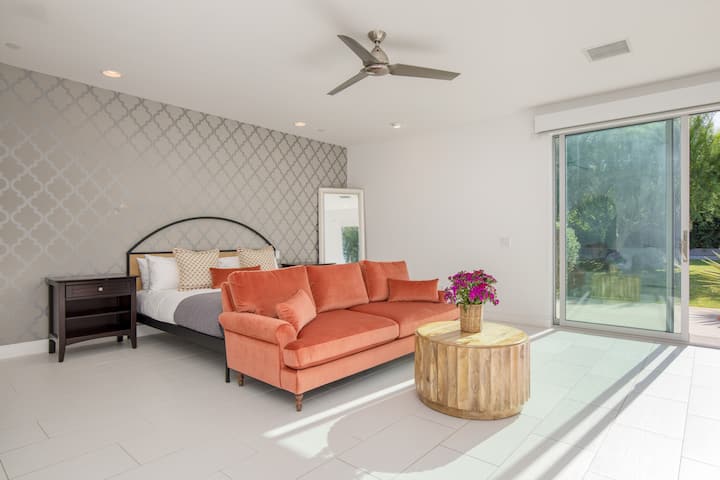 Polo Villa 6 El dormitorio principal cuenta con cama tamaño king, TV y baño privado.