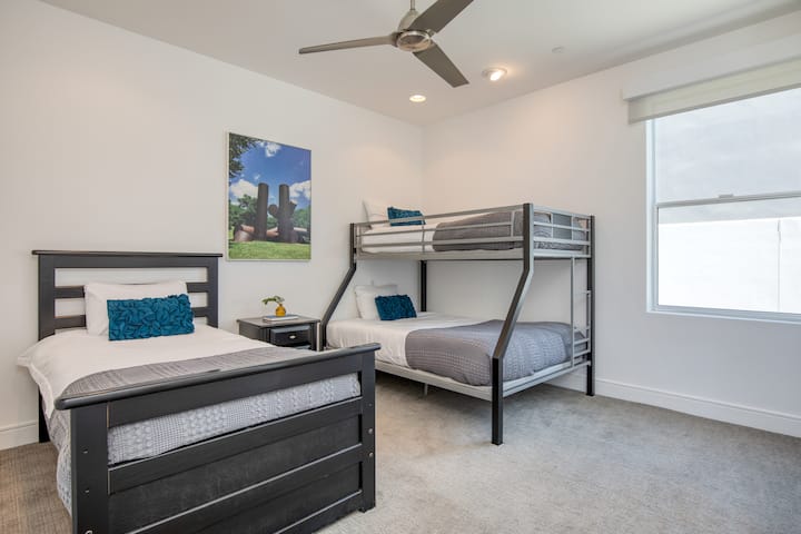 Villa Polo 5, dormitorio 6 cuenta con una litera y una cama individual individual individual.