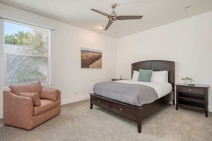 Polo Villa 5, dormitorio 4 cuenta con una cama tamaño queen.