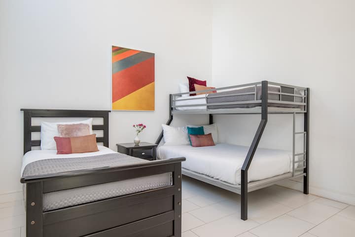 Polo Villa de 6 dormitorios 5 cuenta con una litera, una cama doble y un baño privado.