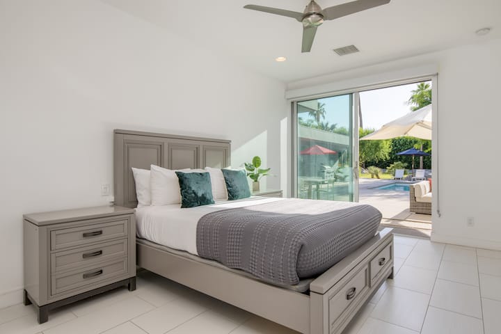 Polo Villa de 6 dormitorios 2 cuenta con una cama tamaño queen, acceso al aire libre, un televisor y un baño privado.