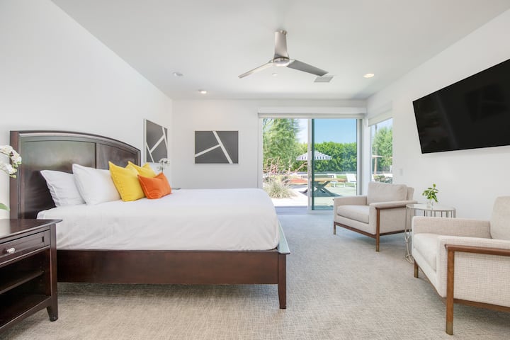 El dormitorio principal para Polo Villa 5 cuenta con cama tamaño king, TV, acceso al aire libre y baño privado.