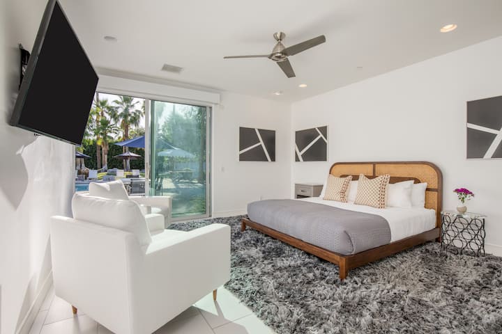 Polo Villa de 6 dormitorios 3 cuenta con cama tamaño king, TV, acceso al aire libre y baño privado.