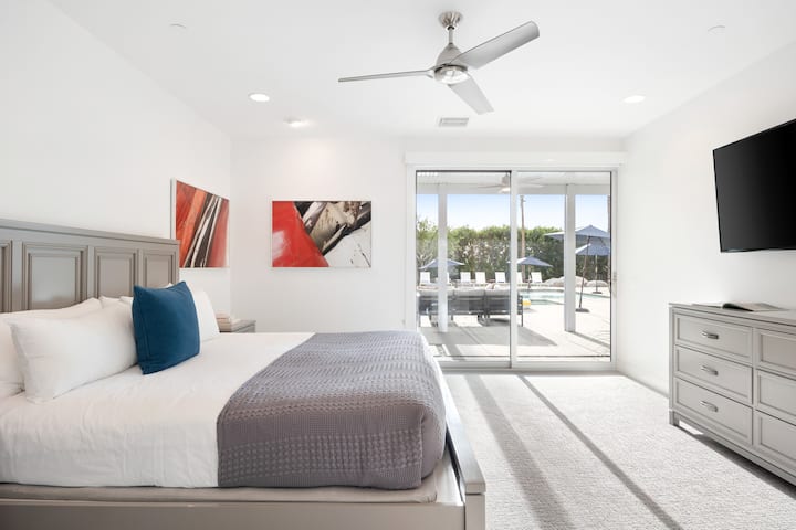 تحتوي غرفة النوم الرئيسية على سرير بمقاس كبير وإمكانية الوصول إلى الهواء الطلق وحمام داخلي.