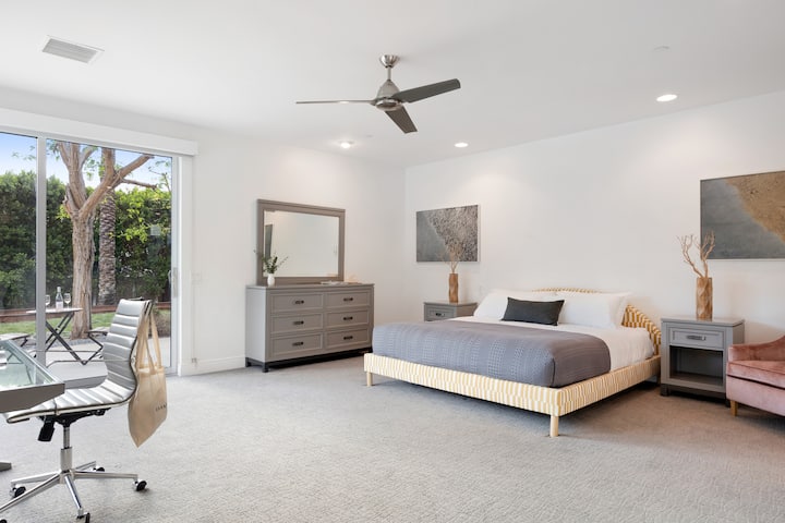 تحتوي غرفة النوم 2 على سرير بحجم كبير وإمكانية الوصول إلى الهواء الطلق ومكتب وحمام داخلي.