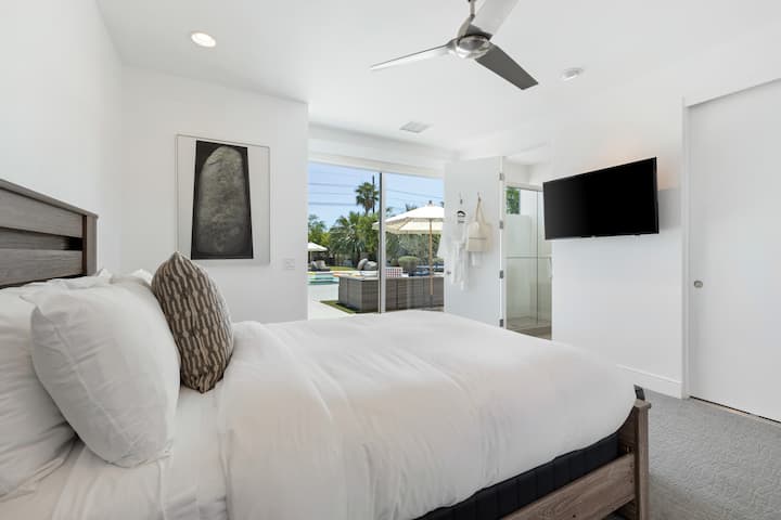 تحتوي غرفة النوم 3 على سرير ملكي وحمام داخلي خاص.