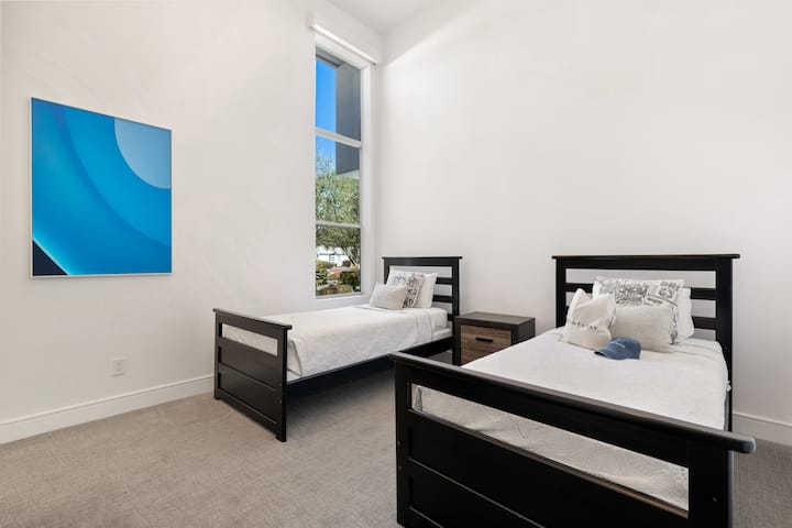 تحتوي غرفة النوم 5 على سريرين توأمين وحمام داخلي.