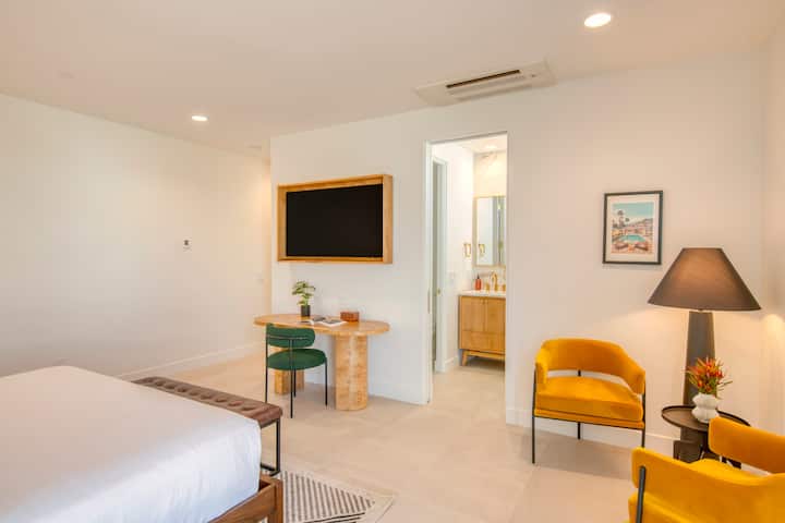 El dormitorio 6 cuenta con una cama tamaño king y baño privado.
