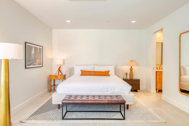 El dormitorio principal cuenta con una cama tamaño king y baño privado.