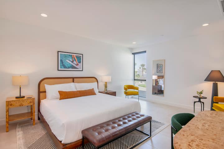 El dormitorio 4 cuenta con una cama tamaño king y baño privado.